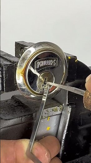 Cómo gira un cilindro de una cerradura, un Cerrajero, certificado de manera legal y segura educativo