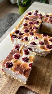 [ 🍋🍰 Kuchen de Maicena Sureño ✨ ] ✨ Dale like y envíaselo a esa persona que AMA los postres caseros fáciles y más saludables 👀💥 Hoy te traigo un kuchen de maicena sureño: suave, cremoso y perfecto para acompañar el café o la once 🤤🔥 👉 Necesitas (molde 20 x 12 aprox): 🌾 1 taza de harina de avena 🥄 1 cdta de polvos de hornear 🍋 Ralladura de limón ✨ 2 cdas de alulosa 🥚 1 huevo 🥛 1 cda de yogurt ✨ Método bizcocho: Mezcla bien todos los ingredientes en un recipiente hasta integrar 🥣✨ Vie