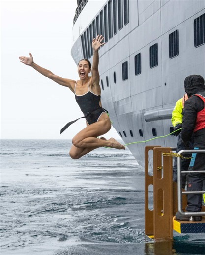 Unfiltered footage of what it’s like jumping in to the southern ocean!!!!! A MUST do when in antartica !! #antartica #southernocean #atlasworldnavigator #7thcontinent