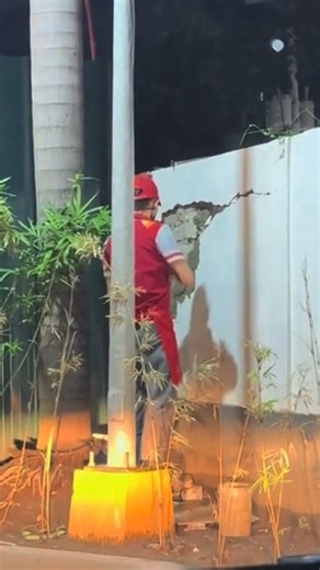 Jollibee service crew na ginawang maintenance at construction worker na nag semento ng wasak na pader. #jollibee #JollibeeBidaAngSaya | Deejimon TV