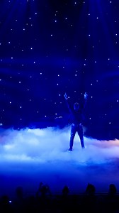 Bonjour les gens 🥰 Je vous présente la nouvelle bande-annonce de mon spectacle « Tombé du ciel » ✈️ Je vous embarque avec moi entre anecdotes de steward, autodérision et fous rires garantis 😆 Attachez vos ceintures… ça va secouer dans les salles 🎭 🎟️ Infos & billets 👉 https://www.jeanfijanssens.fr/tournee-jeanfi-janssens/ #jeanfijanssens #spectacle #tombéduciel #humoriste | Jeanfi Janssens