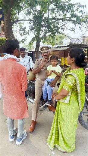 पति पत्नी और बच्चे, हेलमेट में लगते अच्छे।। part-1 #roadsafety #patipatni #bachhe #helmet #shorts