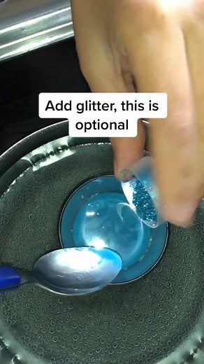 DIY Lipstick Tutorial Using Crayons and Vaseline