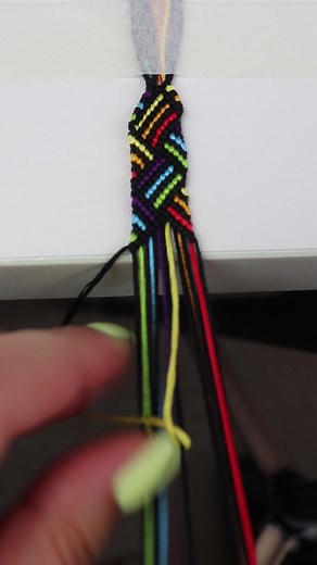 My latest tutorial and #KnotWithMashaSummer24 challenge submission all in one 🌈 ⠀ 🔸 Pattern 11148 on BraceletBook