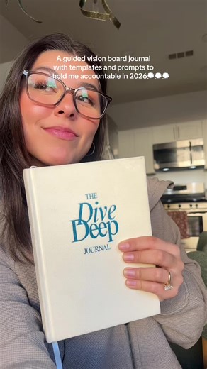 A vision board journal to help me practice reflection AND visualize my 2026 goals!🩵💭 #visionboard #visionboardjournal #journalprompts #newyearnewme #goalsetting