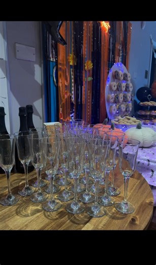 ✨ Here at The Daten, we’re so much more than just a sports club! ✨ We’re a vibrant community, surrounded by amazing people, where there’s always something happening for everyone to enjoy 🧡 Of course, we’re proud to offer Our fantastic range of sports and activities for all ages but that’s only the beginning…. 😊 From epic Sports and Dance themed birthday parties to versatile function room hire for any occasion 👌🧡 We Also have two stunning on site bars open to the Public every weekend and Avai