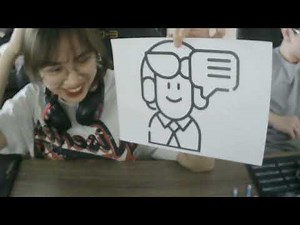 ने डेस्क पर नए लैपटॉप को रंगीन किया