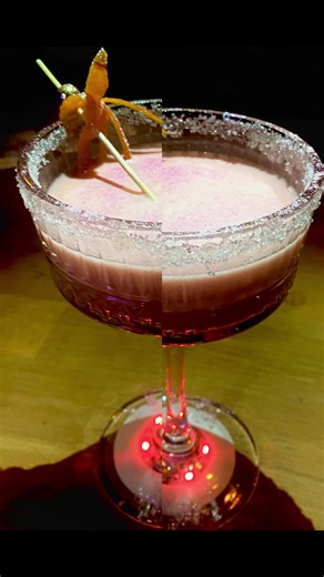 Wir brauchen einen Namen für unseren neuen Cocktail! Schreib uns deine Ideen und Gewinn ein freies Getränk Rezept: Barcadi Rum, Ananassaft, Orangensaft, Zitrone, Grenadine, Kokossyrup, Sahne, #partynight #megastimmung #cocktails🍹