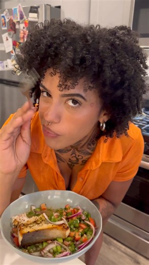 Chef’s kiss, baby! 👩🏽‍🍳🤌🏽💋 Swordfish is an excellent protein-rich choice! It’s. loaded with vitamin B12, zinc and Omega-3 while also being low in fat and calories. Since I had it for dinner I didn’t incorporate any carbs but this would go amazing with some rice as well 🤤 Ingredients: EVOO, Tomato, Green Pepper, Red Onion, Parsley, Chives, Lemon Juice, Capers Seasoning: Salt, Pepper, 21 Seasoning from @traderjoes Method: Heat oil in a large skillet over medium-high heat and sear swordfish 