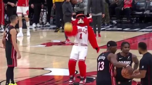 Benny the Bull instantly wins backward half-court shot contest vs. Tyler Herro