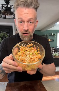 I had to give this healthy 5 minute Asian inspired tuna salad from James Bok a GO. ✅ entire recipe = 233 CAL, 30p, 6c & 10f. 🐟 1 can tuna in water drained. 🐟 1/2 Tbsp soy sauce. 🐟 1/2 Tbsp olive oil. 🐟 1/2 tsp sesame oil. 🐟 1 Tbsp sriracha. 🐟 chopped celery, carrots & onion. #tuna #tunasalad #asianfood #quickrecipes #easyrecipe #5minmeals #healthyrecipes #proteinmeals #proteinpacked | Jamie Dugan