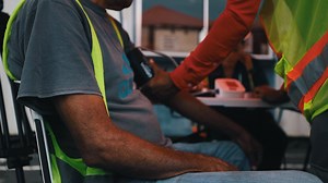 APM Terminals Moín reafirmó su compromiso con la seguridad y bienestar de los transportistas que ingresan a la Terminal de Contenedores de Moín (TCM) al realizar una feria de salud gratuita. Iniciativa permitió a los transportistas realizarse chequeos médicos y recibir orientación sobre hábitos saludables. | APM Terminals Moín S.A.