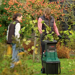 Have you prepared your garden for winter yet? ✂️ Pruning trees and shrubs can leave you with lots of garden waste. A shredder like the AXT Rapid 2200 or AXT 25 TC turns leaves, branches, and twigs into valuable mulch, perfect for winter. 🌿 This natural fertilizer nourishes your plants and protects your soil from the cold. 🌨️🌱 | Bosch DIY and Garden