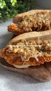 Baguette au poulet croustillant au poivre 🍗🥖Des filets de poulet croustillants avec une couche de fromage 🧀, une sauce au poivre maison 🌶️, le tout dans une baguette blanche croquante ! 🥖**Macronutriments** 🔸 567 calories 🔸 56gP / 9gF / 67gC Pour 2 personnes 🍽️---### Liste des courses 🛒 - 2 poitrines de poulet 🍗 - Sel et poivre 🧂 - 2 1/2 cuilères à café de mélange d'épices pour poulet 🍗🌶️ - 1 œuf ou blanc d'œuf 🥚 - 40g de cornflakes 🌽 - 50g de mozzarella allégée 🧀 - 1/2 oignon, h
