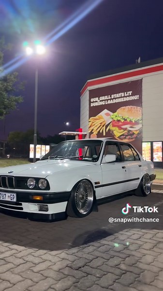The timeless BAGGED E30 318i 🔥 #bmw#e30#bagged#onair#lifeonair#stance#stancenation#e30lovers#explorepage#explore#viral#viralvideos#fyp