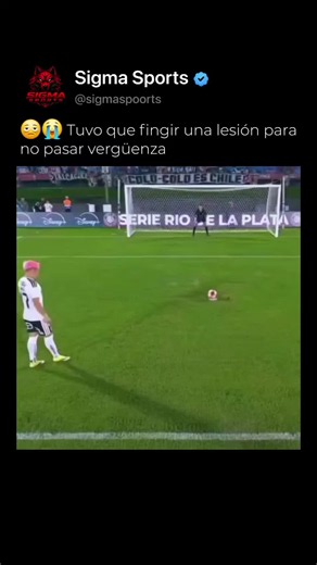 El jugador pateó tan pero TAN mal el penal, que tuvo que fingir que estaba adolorido y lesionado para que no lo critiquen. #fyp #tt #futbol #deportes #humor