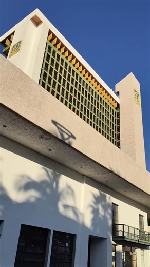 El Grupo Hotelero El Cid tiene una rica historia en Mazatlán desde 1972, cuando Don Julio Berdegué, refugiado de la Guerra Civil Española, fundó el El Cid Golf & Country Club con un campo de golf de 9 hoyos. Con el tiempo, se expandió a 27 hoyos, con diseños del golfista Lee Treviño. En 1974, abrió el El Cid Granada Hotel & Country Club, el primer hotel del grupo, con 126 habitaciones y conceptos innovadores como plan todo incluido y plan europeo. La expansión continuó en 1982 con el El Cid Cast