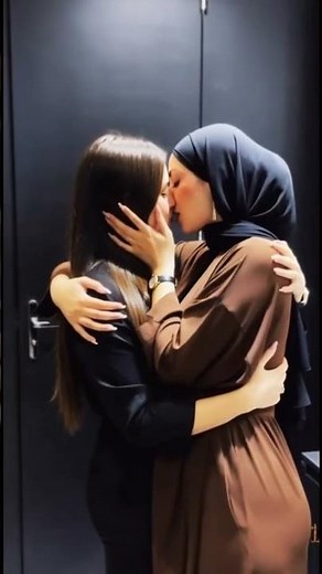 lesbian arab girls kissing