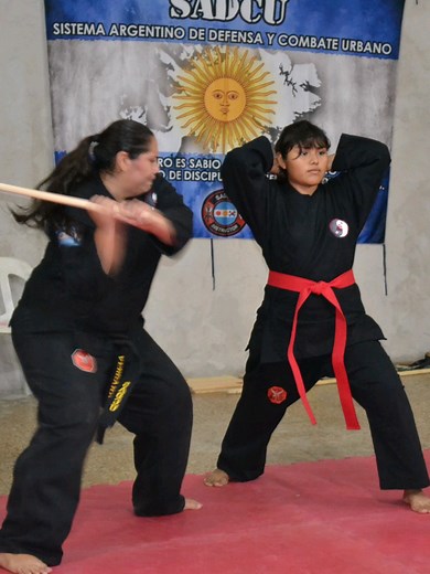 Defensa personal femenino: técnicas básicas con SADCU instructora