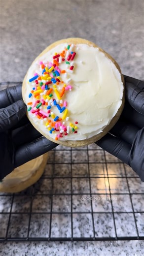 Kooking with Ki 👩🏾‍🍳 on Instagram: "frosted sugar cookie 🔥 • • • #cookies #dessert #homemade #flavorousrecipe #kookingwithki"