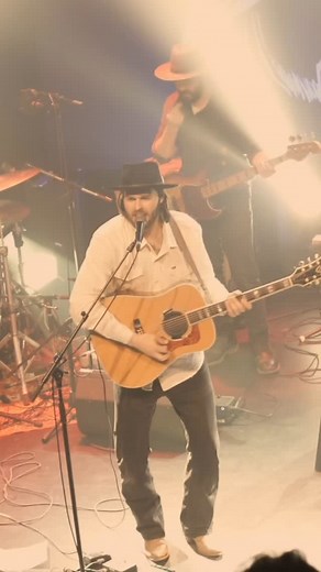 Demandez “ Attends-moi “ dans votre station de radio préférée 🕺🏻 Chanson de mon tout récent album “ Sous mon chapeau “. L’avez-vous écouté ?? @simontaxipromo @disquesfarwest @agenceranch @symphoniccanada | Guillaume Lafond