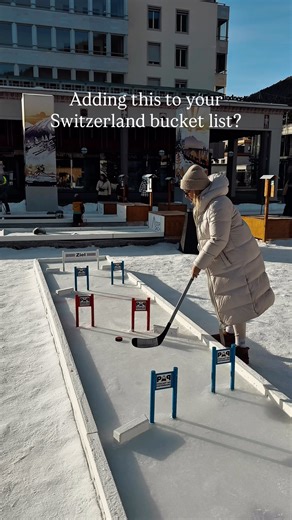 ❄️🏒 Minigolf like you’ve never seen it before: played on real ice, with a hockey stick and puck! Right in the heart of Davos, a winter experience awaits that perfectly combines fun, play and fresh mountain air. 18 creative courses, plenty of action and great vibes guaranteed. | Switzerland