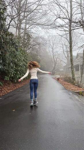 Isabella Castillo on Instagram: "Y asi fue…. Mas o menos …. Gracias Dios por todo lo que esta aqui y lo que no esta. 2025 que rico fue vivirte 2026 Ven, Que te estoy esperando 🙌🏼✌🏼"