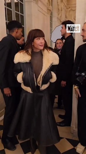Sophie Marceau, élégance intemporelle pour le défilé Jacquemus 🇫🇷❤️ L’actrice a fait une apparition remarquée ce dimanche 25 janvier pour la Fashion Week parisienne. Elle était au premier rang du défilé @jacquemus et en a profité pour faire la connaissance de @charlottecardin ou encore @manurios ! 🎥 @alexandremaras | Paris Match