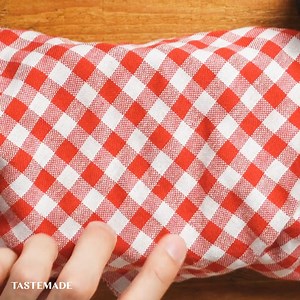 【残したら泣いちゃうぞ！】緑の嫌がらせ弁当🫑🔥 ピーマンだけ残すなんて‥‥お弁当で可愛く仕返し！！ 美味しい野菜と 変わった愛情 をたっぷり込めた、緑色弁当💚 みんなは嫌いな野菜ある？🥦 ■材料 ＜ピーマンの肉詰め＞ ピーマン 1/2個 コーンビーフ 30g マヨネーズ 3g ＜ほうれん草の卵焼き＞ 卵 1個 白だし 5ml 塩 少々 ほうれん草ピューレ 40g ＜アボカドサラダ＞ アボカド 60g マッシュポテト 30g 刻み大葉 2枚分 おろし生姜 2g レモン汁 少々 塩 少々 ほうれん草 適量 ブロッコリー 適量 きゅうり 適量 グリーンピース 適量 ■作り方 ＜ピーマンの肉詰め＞ 1. コーンビーフとマヨネーズを混ぜ合わせる。 2. ピーマンを半分にし、タネを取り除いたら(2)を入れ、フライパンで両面焼いたら完成。 ＜ほうれん草の卵焼き＞ すべての材料を混ぜ合わせ、卵焼き機で焼いたら完成。 ＜アボカドサラダ＞ アボカドの中身をくり抜き潰し、すべての材料を混ぜ合わせたら完成。 ＜ほうれん草の三つ編み＞ 沸騰したお湯でほうれん草を茹で、茎3本分を残して切り、残した部分で三
