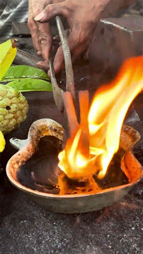 Hammer hardening technique using water and oil media #blacksmith #hardening #forging #craftsmanship