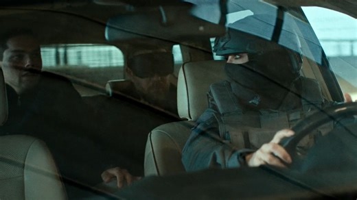 女特警被反派挟持 A masked female agent in tactical gear