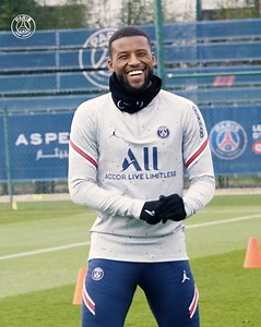 A first training session with the 🆕 𝕋𝕣𝕒𝕚𝕟𝕚𝕟𝕘 𝕜𝕚𝕥! Un premier entraînement avec le 🆕 𝕋𝕣𝕒𝕚𝕟𝕚𝕟𝕘 𝕜𝕚𝕥 ! 🛒➡️ https://bit.ly/3Lpyg3W #PSGxJordan | PSG - Paris Saint-Germain