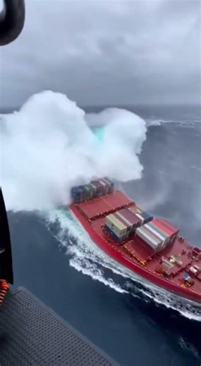 😱 2x Deck MONSTER Wave CRASHES Cargo — Hoist VIBRATES Wild! #ocean #bigwaves #northsea #roguewave