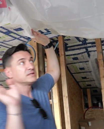 Trebuie să refac etanșeitatea dintre folie și ferestrele de la mansardă.