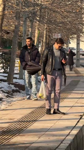 ‎دوربین مخفی ۲‎ on Instagram: "1997년 개봉한 영화 Titanic은 잭과 로즈의 운명적인 사랑을 통해 비극 속에서도 오래 남는 감정의 깊이를 보여주는 작품입니다. 화려한 연출보다 인물의 감정에 더 집중한 제임스 카메론 감독의 스타일은 지금 다시 봐도 묘하게 가슴을 울리죠. 배가 침몰하는 장면이 아닌, 두 사람이 서로를 바라보던 순간들이 더 강하게 기억에 남는 영화이기도 합니다. 이 감정을 완성해주는 곡이 바로 셀린 디온의 *“My Heart Will Go On”*입니다. 처음 들으면 잔잔한데, 어느 순간 자연스럽게 가슴이 벅차오르는 느낌을 줍니다. 특히 후반부의 고조되는 보컬은 영화 속 잭과 로즈의 마지막 장면과 겹쳐지면서 괜히 마음이 서늘해지기도 하고요. 많은 분들이 “이 노래가 나오면 왜 그 장면이 자동으로 떠오르는지 모르겠다”고 말하는데, 그만큼 영화와 음악이 자연스럽게 얽혀 있는 곡입니다. 1998년 아카데미 주제가상을 비롯해 여러 상을 휩쓴 건 단