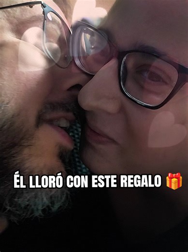 26 años después, aquí seguimos... ❤️ Recreé la escena de nuestro primer beso en plastilina para ver si se acordaba de cada detalle. ¡El amor verdadero nunca olvida! 👩‍❤️‍👨✨ #amorverdadero❤ #Parejas #PrimerBeso #Aniversario #ParaTi