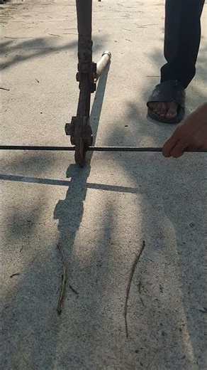 Cutting iron with bolt cutters #construction #tips #constructionworker #tools