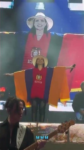 Que bonita nuestra querida Laura Pausini con el sombrero y una prenda tradicional de Ecuador 🇪🇨🎙🎶💕