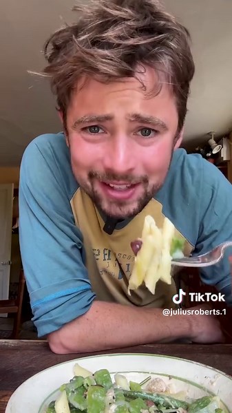 A simple summery / autumn pasta much greater than the sum of its parts. Just a few ingredients - tuna, runner beans, fresh onion and Kalamata olives. Whipped together with pasta, clever seasoning and fresh basil. A healthy recipe that takes no time to throw together and will perfectly hit the spot. Enjoy! #homesteadlife #juliusroberts #cooking #fyp #foryou