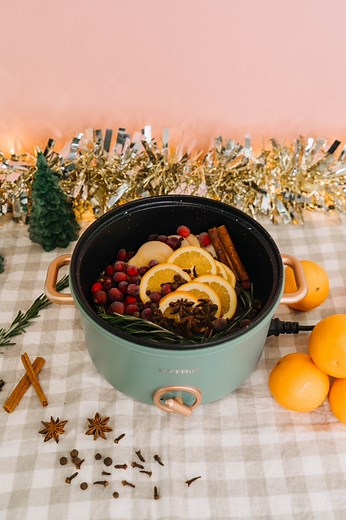 Make a December simmer pot with us! #simmerpot #simmerpotrecipes #simmerpotmagic #simmerpots | Ozark Natural Foods