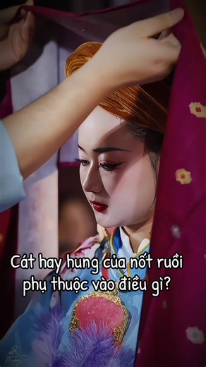 Trong nhân tướng học, không có nốt ruồi nào tự động tốt hoặc xấu. Cát hay hung phụ thuộc vào nhiều yếu tố kết hợp với nhau, không thể nhìn một điểm rồi kết luận ngay. Dưới đây là những yếu tố quan trọng nhất: ⸻ 1. Vị trí xuất hiện Vị trí quyết định ý nghĩa chính. \t•\tỞ cung Tài Bạch (mũi, cánh mũi) thường liên quan tiền bạc. \t•\tỞ cung Phu Thê (đuôi mắt) liên quan hôn nhân. \t•\tỞ cằm liên quan hậu vận, nhà cửa. \t•\tỞ trán liên quan tiền vận, sự nghiệp. Cùng là nốt ruồi, nhưng ở vị trí “đắc đ