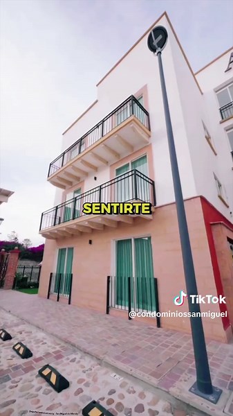 🥰Aquí está tu próximo hogar en San Miguel. Tu sala y comedor listos para recibir a tus invitados, cocina integral con todo el espacio que necesitas, para que vivir aquí sea un placer. ❤️ Conoce aquí tu nuevo hogar en San Miguel de Allende. Con alberca, palapa y roof garden para que pases tus tardes como si todos los días fueran vacaciones. 📲Agenda tu cita ya Mandando mensaje aquí y conoce el mejor lugar para vivir en San Miguel de Allende👉🏻 https://wa.me/message/GRYJF3FYQUQ3O1 👩🏻‍💻Visita 