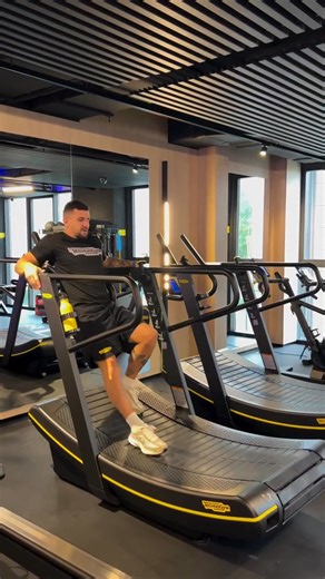 Защо Skillmill от Technogym е толкова добра? Skillmill не е просто пътека — тя е пълна тренировка за цялото тяло, създадена за атлети, които искат реални резултати 💪 🏃‍♂️ Без мотор – пълна контрола! Движи се според твоята сила и темпо. Колкото по-бързо натискаш, толкова по-интензивна става тренировката. ⚙️ Регулируемо съпротивление С едно завъртане можеш да минеш от спринт към силова тренировка — идеално за HIIT, conditioning или силови интервали. 🔥 Активира повече мускули Работи не само крак