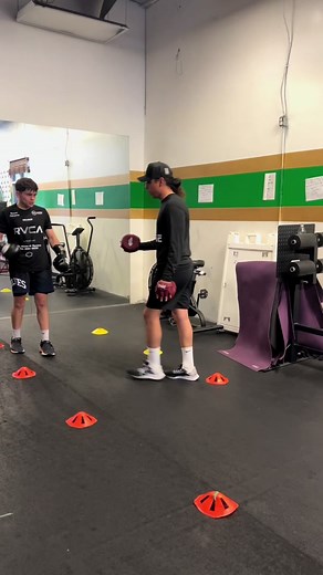 Going over push pull drills - how important is it to schedule out drills of scenarios ? Follow me @flaminhotmitts for more tips #boxing #boxingtraining #boxinglife #boxingday #boxinggym #boxingtraining #boxingcoach #boxingdrills #sparring #sparringday #noboxingnolife #boxeo #boxeomexicano #usaboxing #canelo #ryangarcia #mma #mmaworld #mmafighter #kickboxing #kickboxer #kickboxingtraining #muaythai #profighter