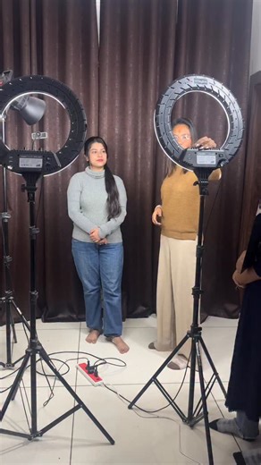 Pro Makeup Artist | Makeup Educator | on Instagram: "Join this session & learn how to set up professional lights for tutorials + bridal shoots 💡 makeup lighting setup, makeup studio lights, ring light setup for makeup, bridal shoot lighting, softbox vs ring light, lighting for beauty content, makeup artist setup guide #MakeupLighting #LightsSetup #MakeupStudioSetup #MUAClass #MakeupEducator #LightingTips #RingLightSetup #SoftboxLighting #MakeupReelsIndia"