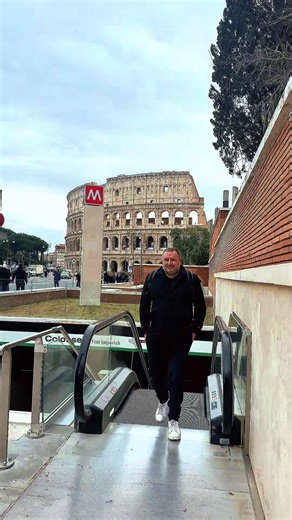 Roma che respira, Roma che vibra. Dalle luci della nuova stazione al Colosseo che ti guarda negli occhi, passando per i Fori Imperiali dove ogni passo è storia, fino all’Altare della Patria che brilla come un faro nella notte. E in sottofondo “Amor”… che fa sembrare tutto più vero, più intenso, più nostro. ✨ Roma, Roma, Roma core de sta città #Roma #AchilleLauro #Amor #Colosseo #ForiImperiali