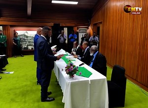 New MP Hon. Gidron Maso Karipe Still Remained Independent After Sworn In. Hon. Gidron Maso Karipe, the newly elected Member of Parliament for the Pogera Paiela Electorate, was officially sworn in today at the government house. In his speech, he made it clear that he will remain an independent MP for now. He plans to return to his electorate to ask his people for their advice on which political party he should join. The MP stated that since the people chose him to represent them, they should be t