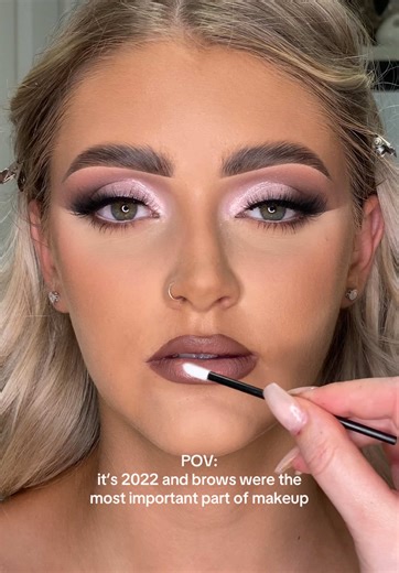 Soft Glam Makeup Trends from 2022: A Brows-Centric Look