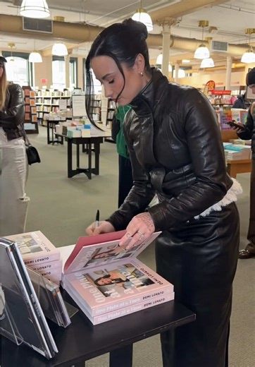 a little bit extra special, just for u 💕 grab ur signed edition of “One Plate at a Time” now! #demilovato #oneplateatatime