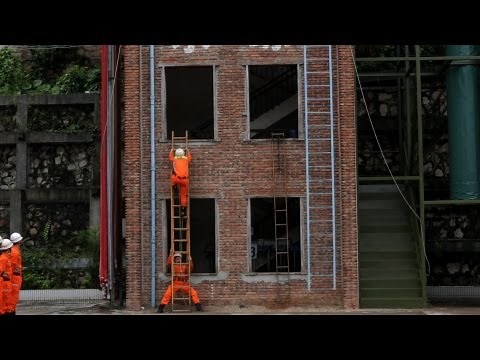 Firefighter Turnout Gear Offers Superior Flame Resistance| DuPont™ Nomex® -"Beating the Heat"